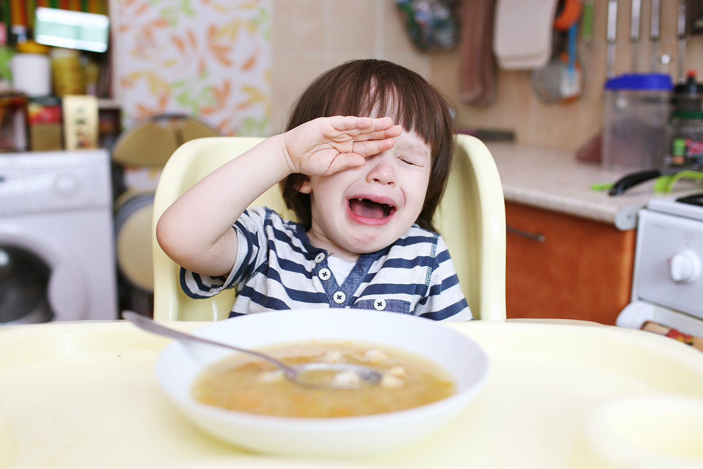 Говорю гадости ребенку. Дети за столом. Ребенок плачет за столом. Ребенок не хочет кушать. Ребенок хочет есть.